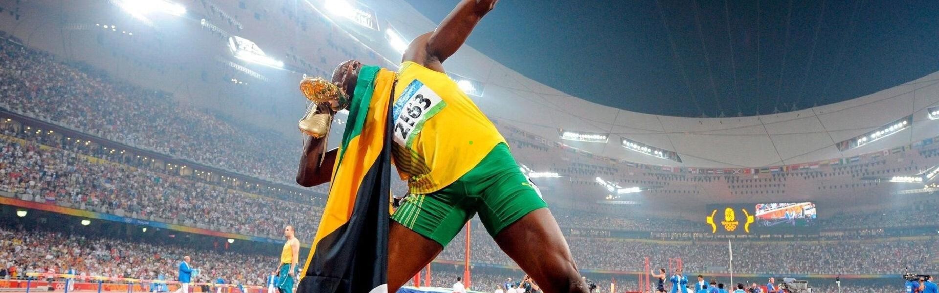 排列五体育中心：拉斯维加斯赛道温情时刻，老将梅基斯暖心之举，角田获邀共享冠军荣耀